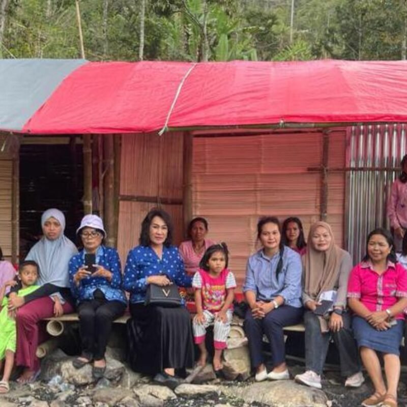 Mengharukan  Erni Yetti Lawat Anak PAUD Korban  Kebakaran di Kaduaja