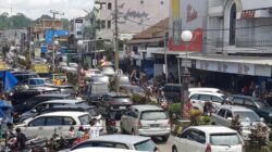 kemacetan-yang-terjadi-di-jalan-andi-mapanyukki-dekat-tugu-kandean