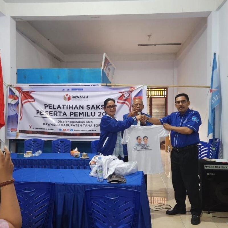 Menangkan Prabowo- Gibran, Yuniana Sumbang Baju Kaos Ke DPC Partai Demokrat Tana Toraja