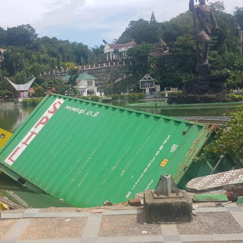 Fakta Misterius Truk Bermuatan Kontainer Terjungkal Masuk Kolam Makale