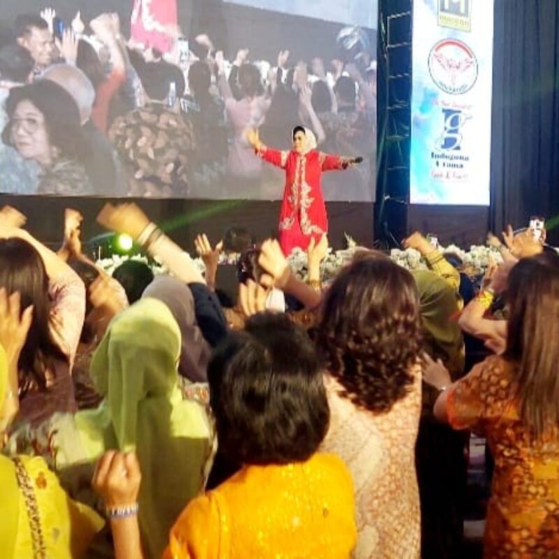 Hetty Koes Endang Hibur Gala Dinner Reuni Akbar Alumni SMAKARA