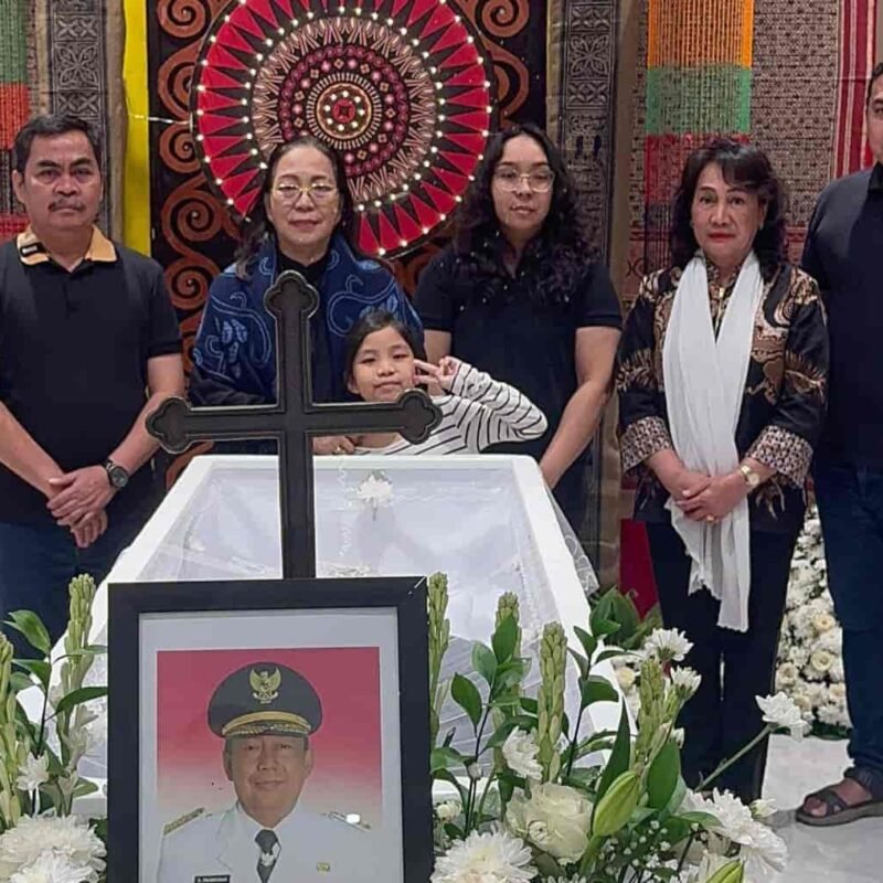 Wabup Zadrak Tombeg Bersama Istri Melayat ke Rumah Duka Almarhum Kalatiku Paembonan