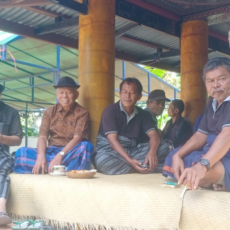 John Melayat dan Berbagi Duka di Burake