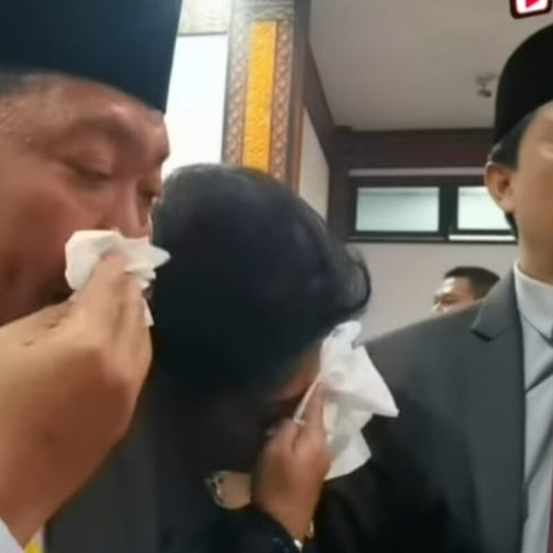 Haru Tiga Pimpinan Demisioner DPRD Teteskan Air Mata Puji Peran Media