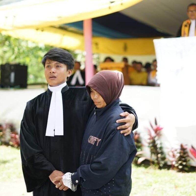 Mengharukan, Pendeta Juniarto Diteguhkan Disaksikan Ibunya yang Muslim