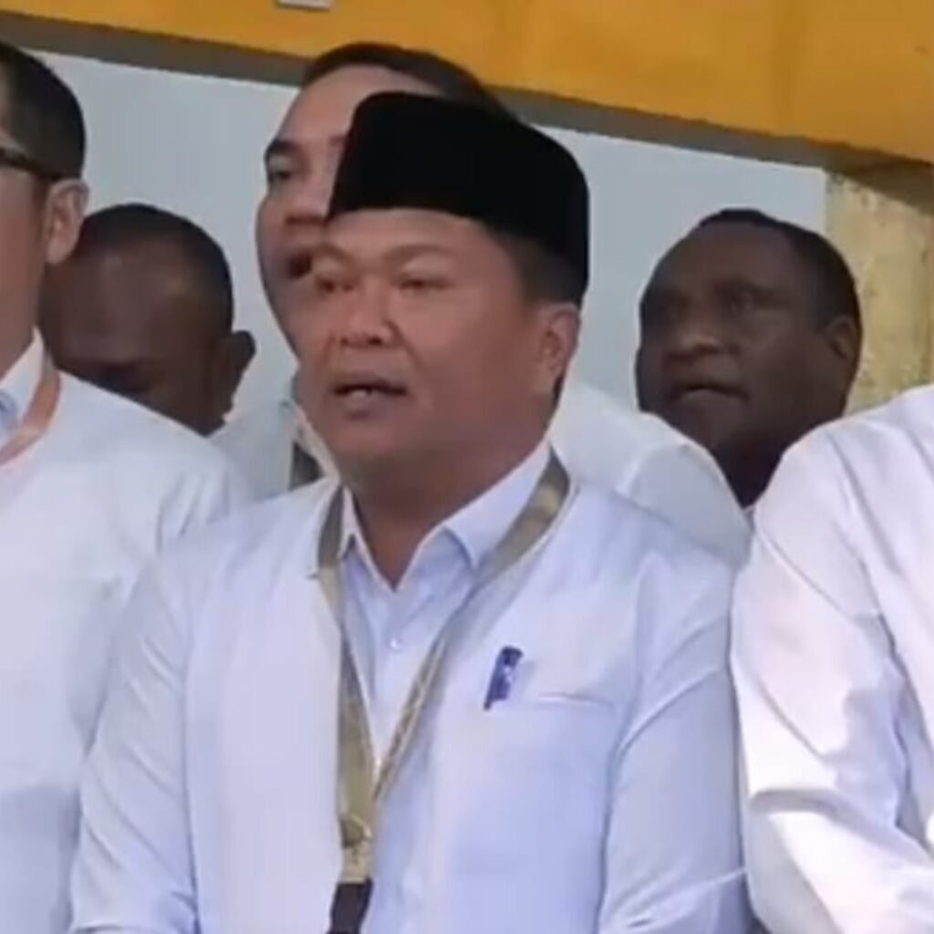 Haru Bupati Mamasa Nyanyikan Hidup Ini Adalah Kesempatan di Ibadah Retret
