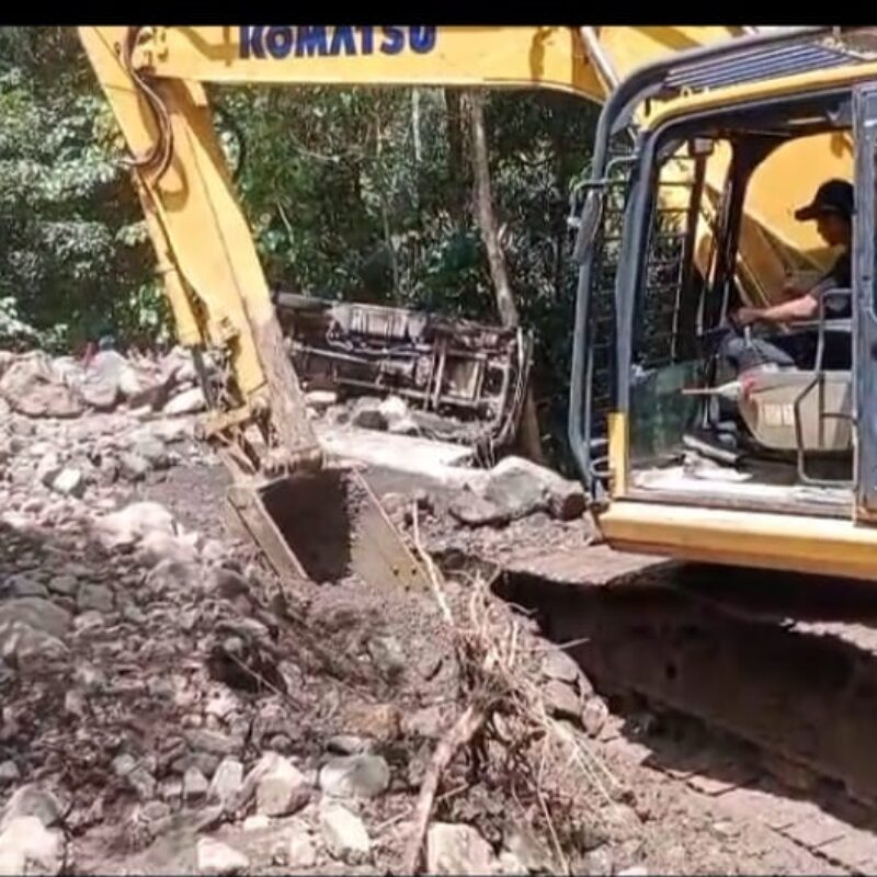 Yuniana Kerahkan Alat Berat Tangani Longsor di Bonggakaradeng