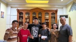 Yuniana Berikan Bonus Kepada Albert Petinju Pro Tana Toraja