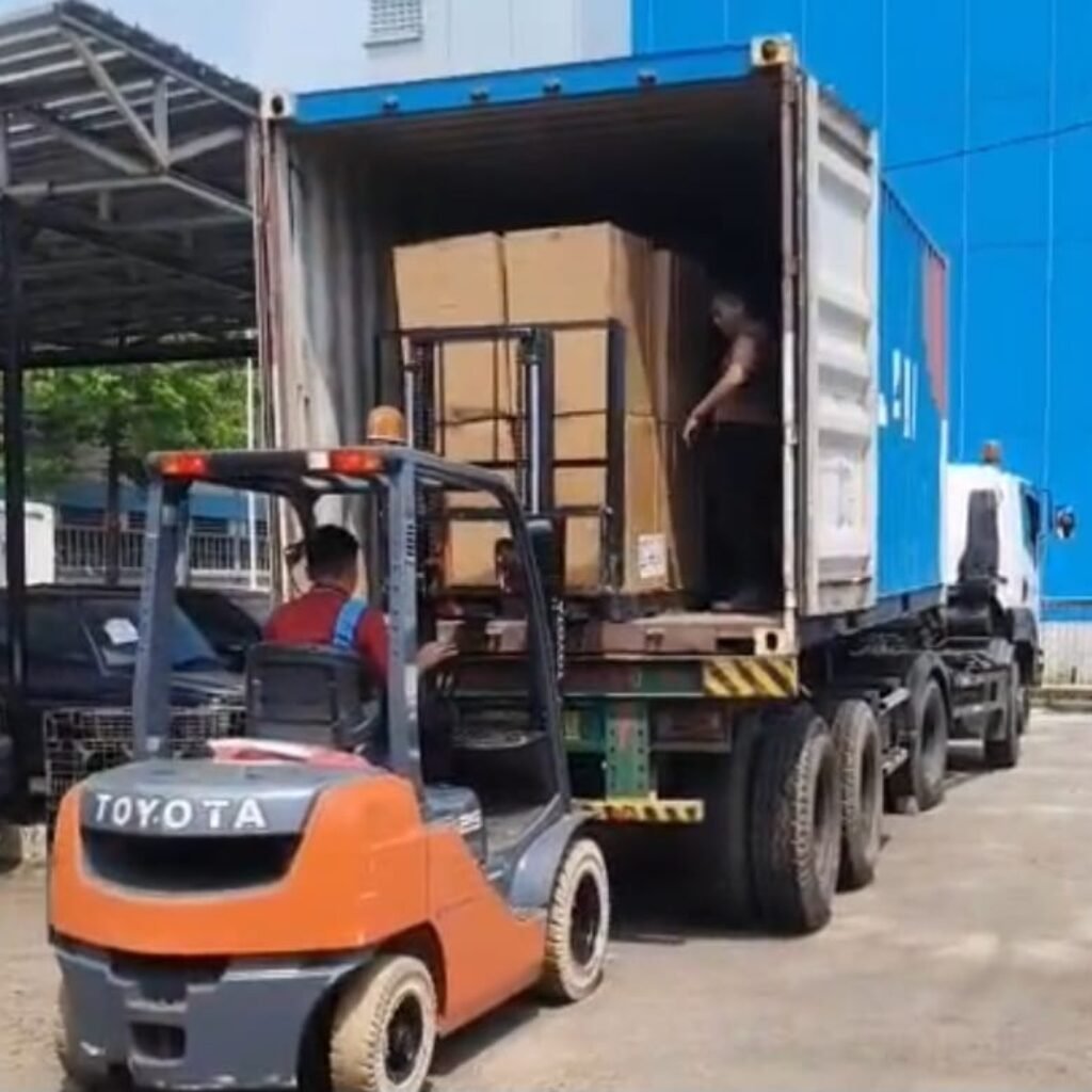 Welem Boyong Bantuan Alkes Senilai 3 Milyar  dari Kemenkes