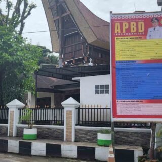 Foto Theo – Zadrak di Baliho  Sosialisasi APBD 2025 Undang Sorotan