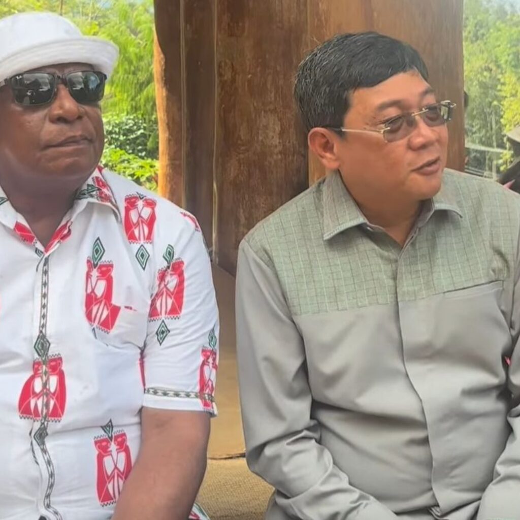 Kehangatan Frederik Palimbong   Bersama Bupati Mimika Saksikan Acara Ma’Nenek di Sereale
