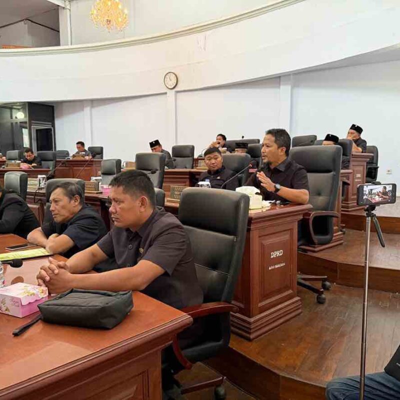 Dihujani Interupsi, Fraksi Gerindra ‘ Dikeroyok ‘ , Pembahasan RAPBD Deadlock