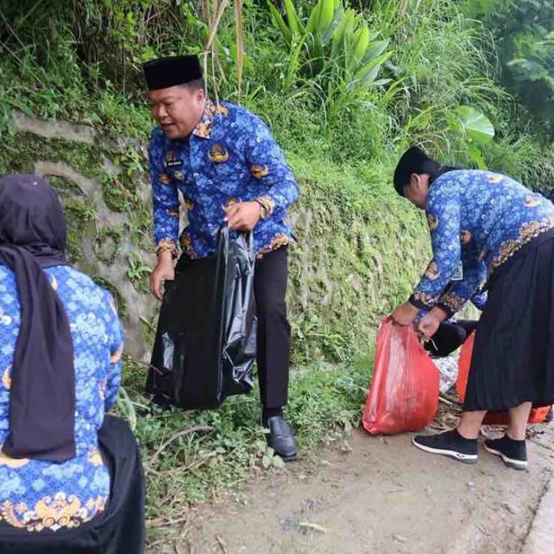 Tonjolkan Kebersihan Kota Mamasa , Bupati Welem Pimpin Aksi Pungut Sampah