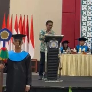 Pesan Humanis Anggota DPRD Papua Barat di Wisuda UKI Paulus: Jadilah Lilin yang Terus Menyala