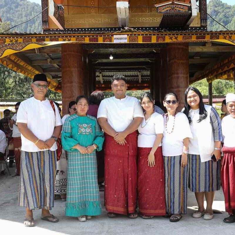 Di Bawah Naungan Tongkonan Batu Buakayu : Simfoni Syukur Pernikahan Wandy dan Kenny