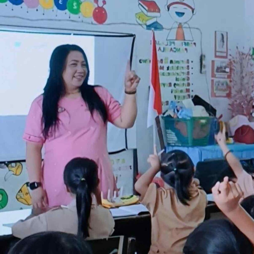 ‘Indok Toraya’ Ibu Guru Riska  di Balik Senyum Murid SD 7 Kesu’