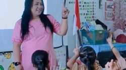 ‘Indok Toraya’ Ibu Guru Riska  di Balik Senyum Murid SD 7 Kesu’