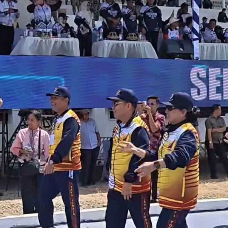 Bupati Zadrak Pimpin Defile, Semangati Kontingen Porsenijar PGRI Tana Toraja