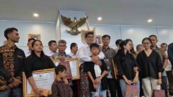 Dekapan Haru Mentan Amran Rangkul Anak Alm Aprida Rapi: Beri Beasiswa dan Jaminan Kerja di Bulog