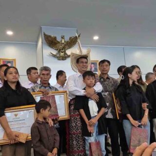 Dekapan Haru Mentan Amran Rangkul Anak Alm Aprida Rapi: Beri Beasiswa dan Jaminan Kerja di Bulog