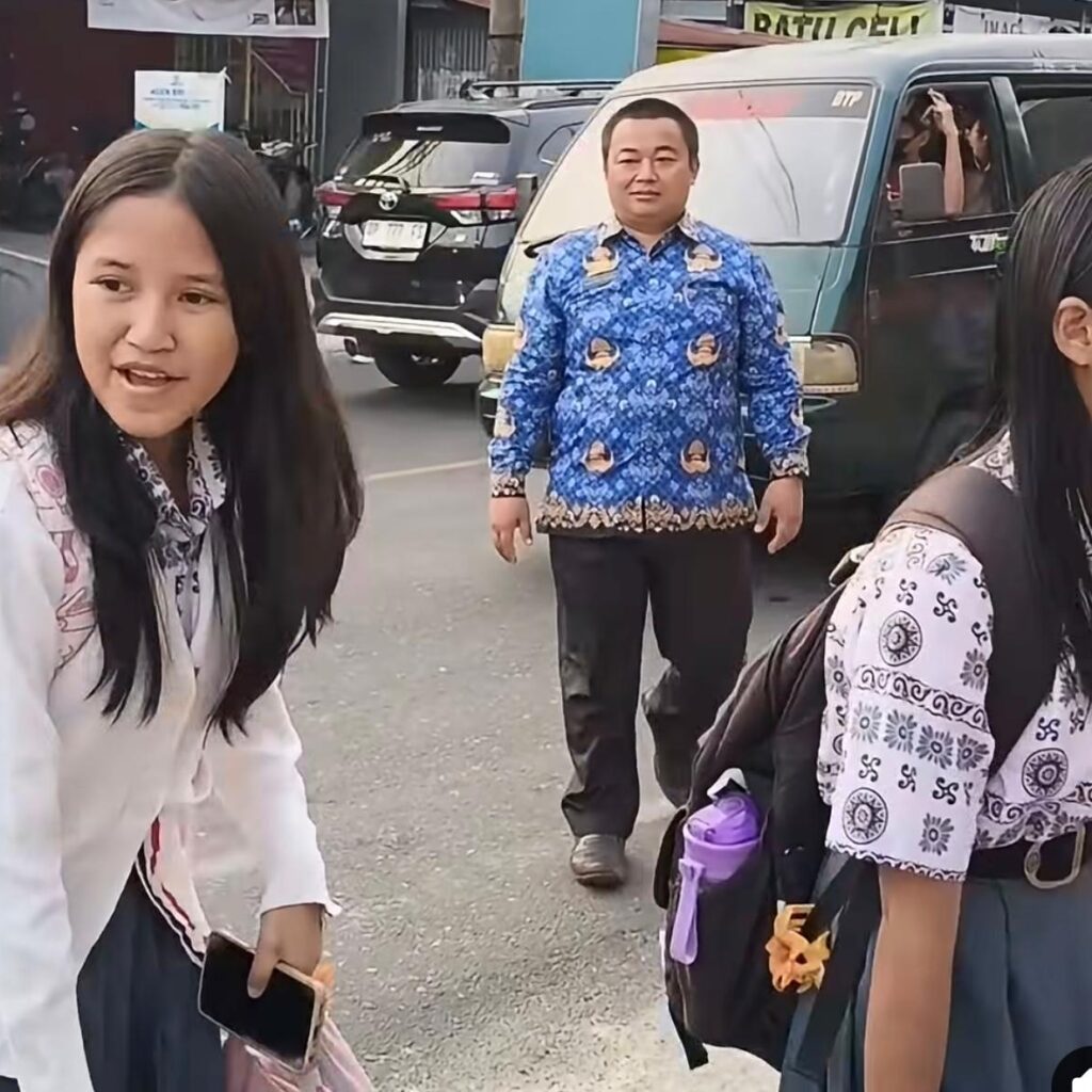 Keteladanan dari Gerbang SMAN 5 Tana Toraja: Saat Kepala Sekolah Memilih Turun ke Jalan Sambut Siswanya